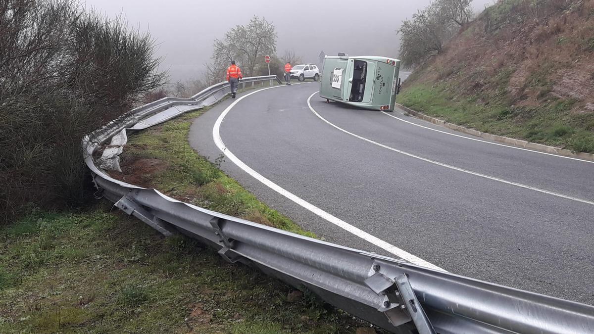 A la izquierda, vista del quitamiedos, con el microbús volcado en el carril derecho.