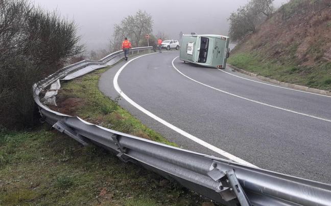 A la izquierda, vista del quitamiedos, con el microbús volcado en el carril derecho.