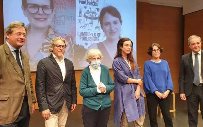 Premios 'Gure Artea 2022': Mari Puri Herrero, Nora Aurrekoetxea y la productora de arte y editorial Consonni.