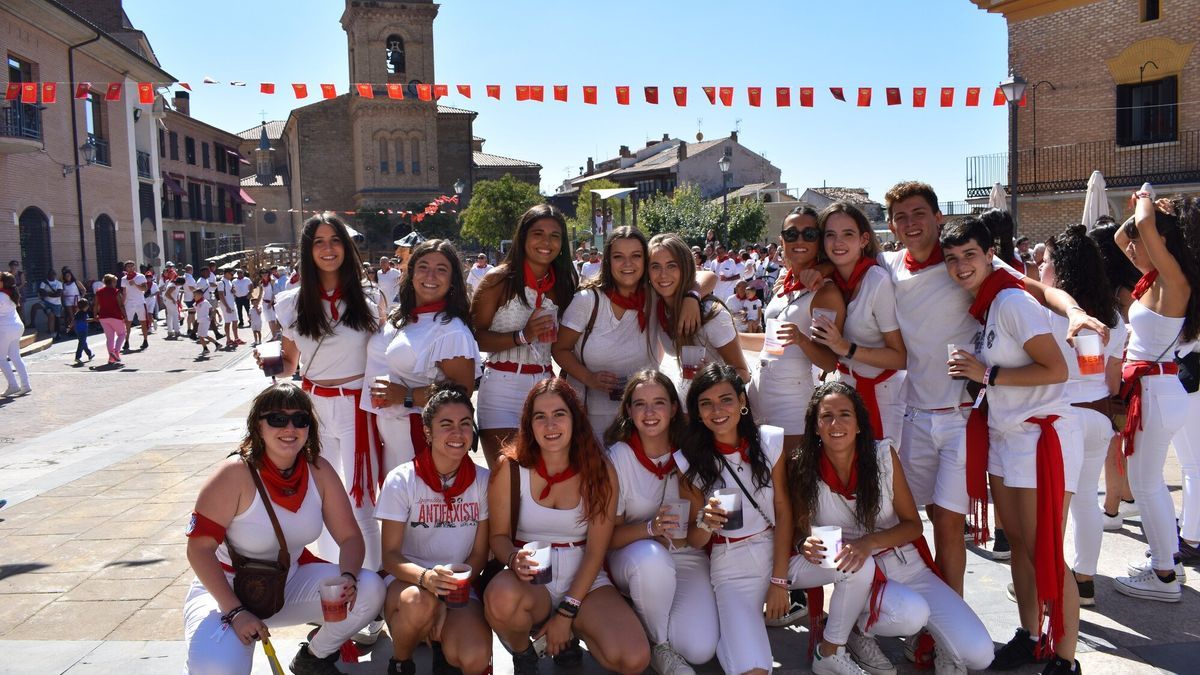 J&oacute;venes posando tras el chupinazo de Sesma.