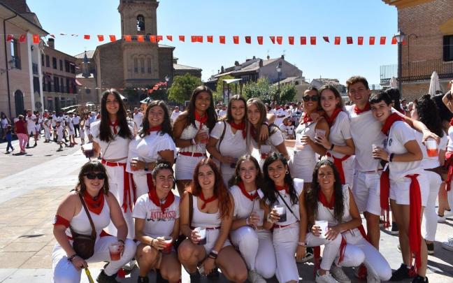 J&oacute;venes posando tras el chupinazo de Sesma.