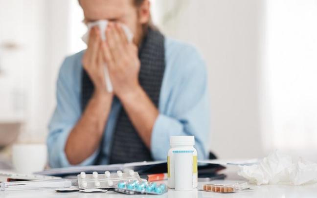 Una persona con congestión nasal. Una persona con congestión nasal.