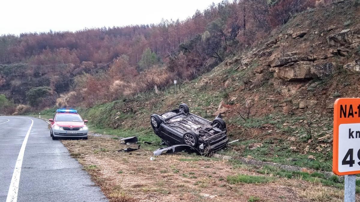 Imagen del vehículo volcado en el puerto de Lerga.