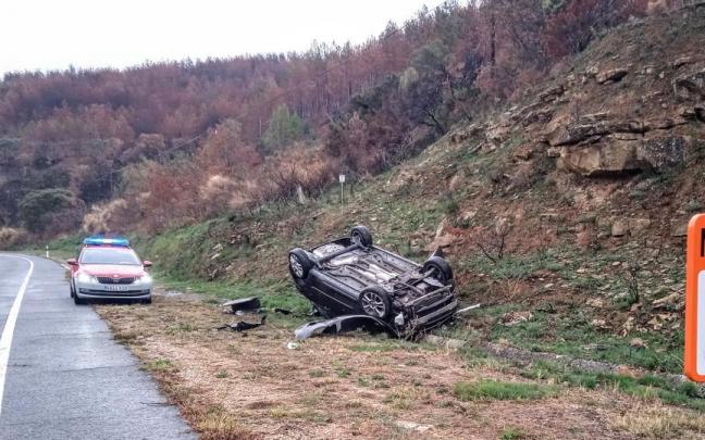 Imagen del vehículo volcado en el puerto de Lerga.