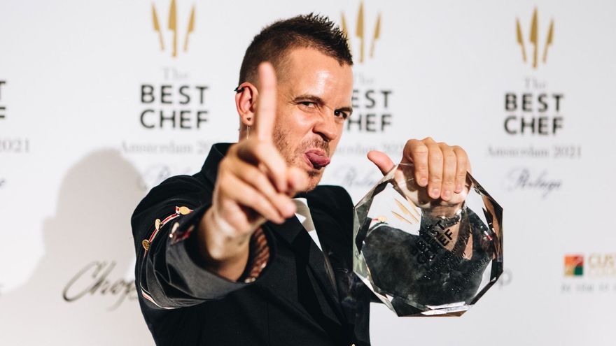 Dabiz Muñoz con su premio 'The Best Chef 2021'.