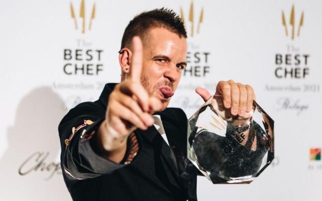 Dabiz Mu&ntilde;oz con su premio 'The Best Chef 2021'.