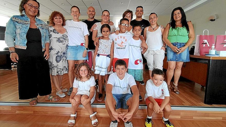 Tecrura, Yunes y Mohamed, de pie en el centro, rodeados de sus familias de acogida, en la recepción en Abanto-Zierbena. | FOTO: E. ZUNZUNEGI