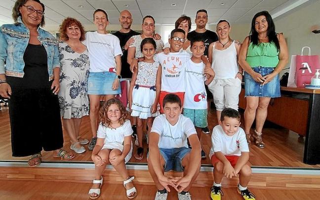 Tecrura, Yunes y Mohamed, de pie en el centro, rodeados de sus familias de acogida, en la recepción en Abanto-Zierbena. | FOTO: E. ZUNZUNEGI