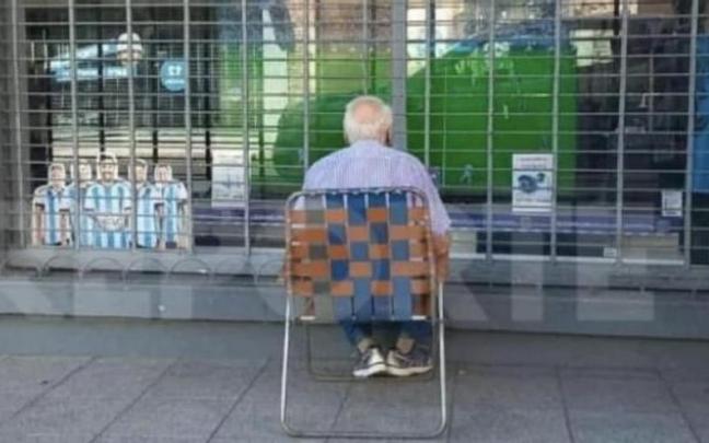 El anciano, viendo la tele en un escaparate desde la calle. El anciano, viendo la tele en un escaparate desde la calle.