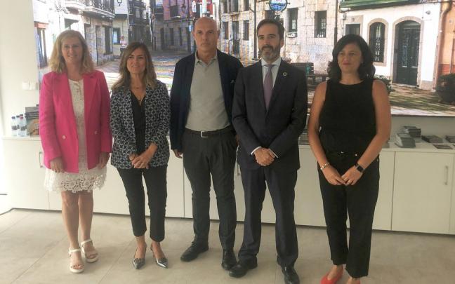 Bizkaiko Foru Aldundiko, Lekeitioko Udaleko eta Eusko Jaurlaritzako ordezkariak.