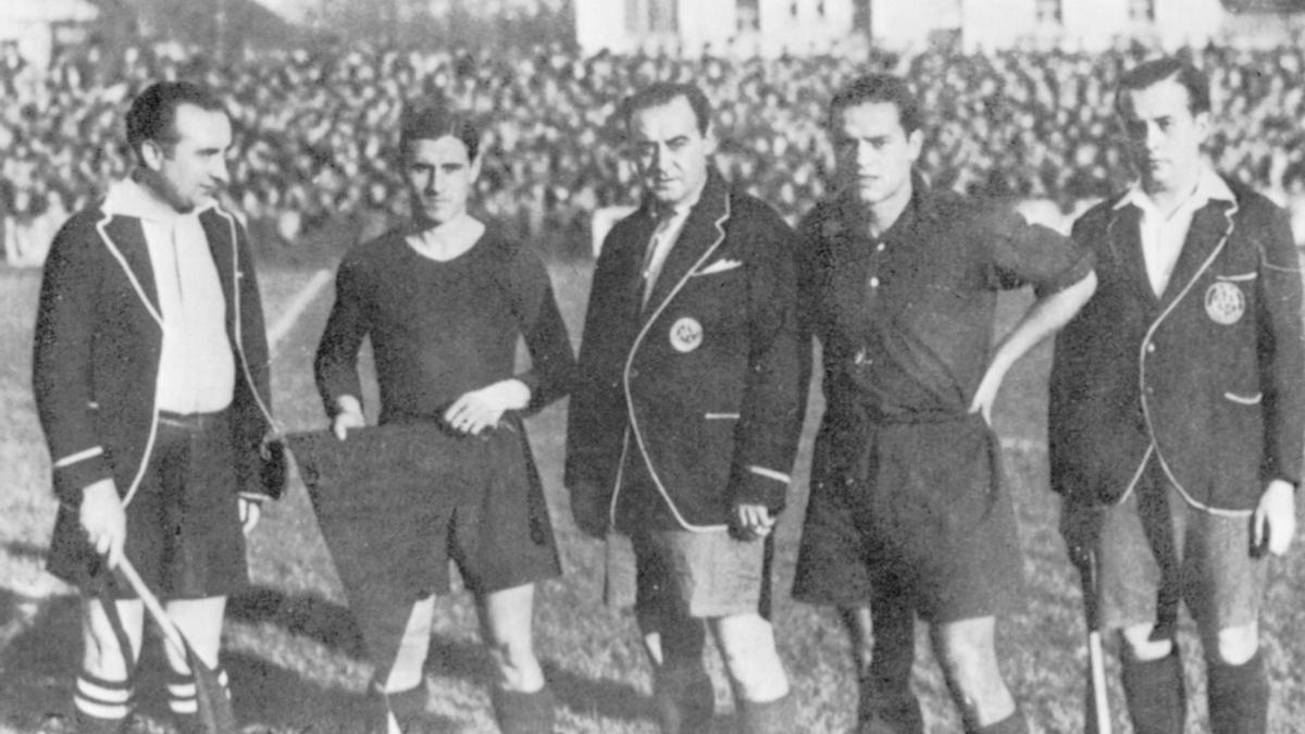 El capitán de Osasuna Félix Ilundáin, con el árbitro y el capitán blaugrana, antes del partido de ida.