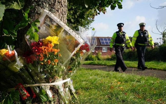 Dos policías ingleses en un parque, en una imagen de archivo.