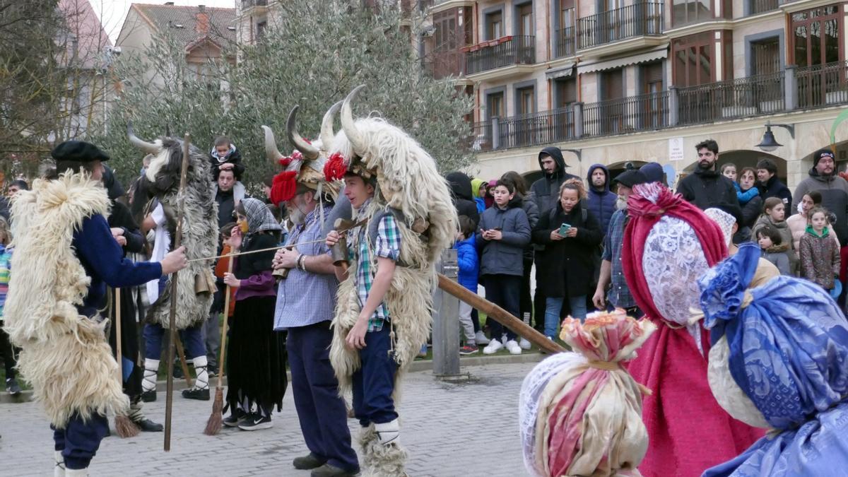 La exposición de Iortia se inauguró con un anticipo del carnaval rural.