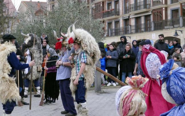 La exposición de Iortia se inauguró con un anticipo del carnaval rural.