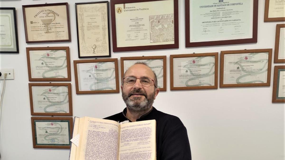 Javier de la Colina Aranceta, con el manuscrito y el libro.