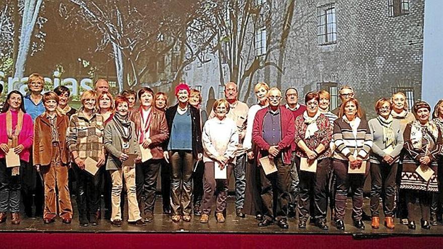 Parte de los 51 homenajeados tras su jubilación del Área de Salud de Estella-Lizarra, ayer en el centro cultural Los Llanos de Estella-Lizarra.