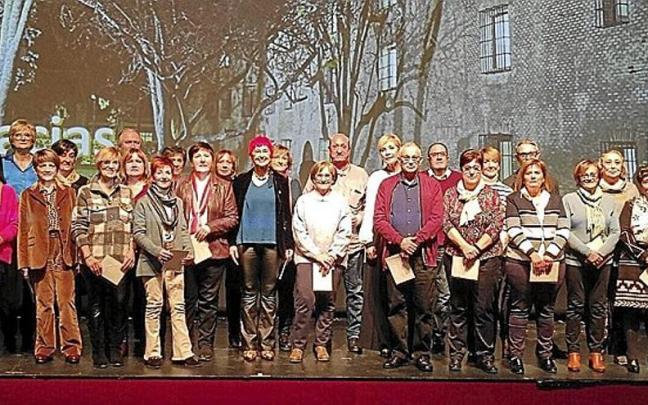 Parte de los 51 homenajeados tras su jubilación del Área de Salud de Estella-Lizarra, ayer en el centro cultural Los Llanos de Estella-Lizarra.