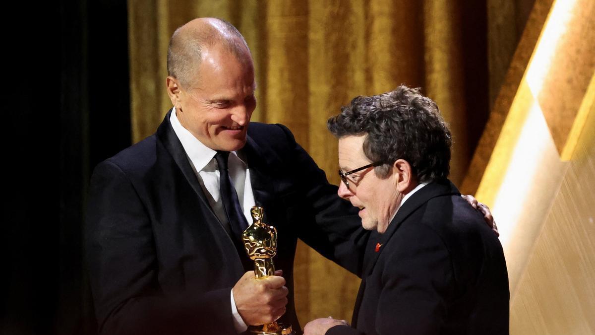El actos Woody Harrelson fue el encargado de entregar el Oscar honor&iacute;fico a Michael J. Fox.