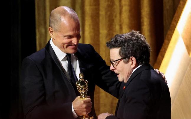 El actos Woody Harrelson fue el encargado de entregar el Oscar honor&iacute;fico a Michael J. Fox.