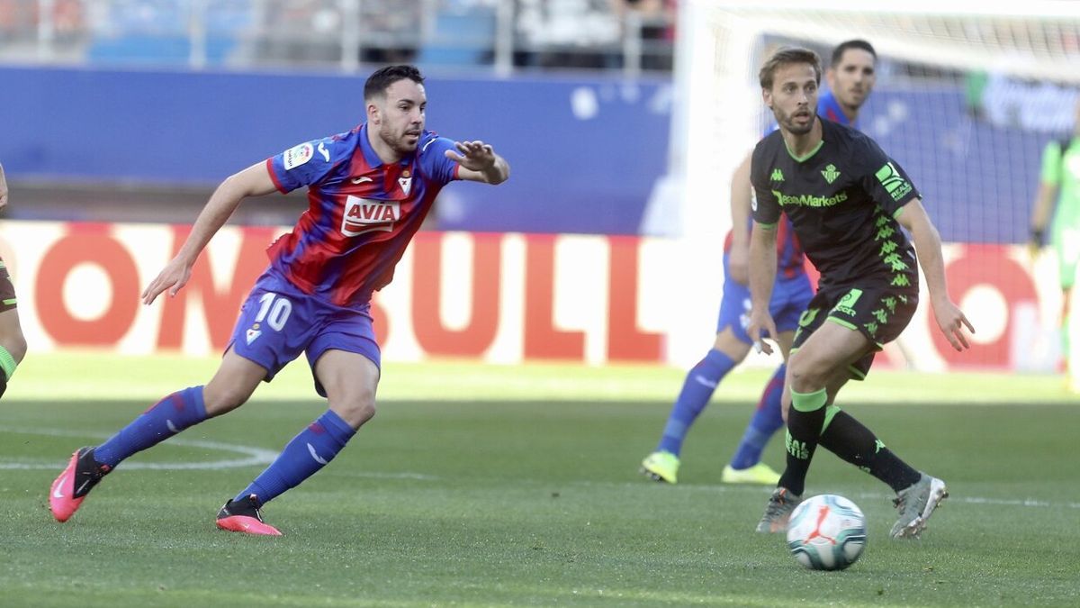 Edu Exp&oacute;sito jugando ante el Betis en una jornada liguera de hace dos temporadas