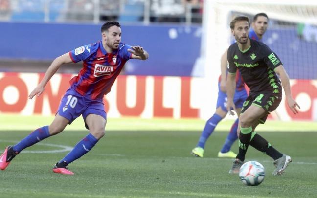 Edu Expósito jugando ante el Betis en una jornada liguera de hace dos temporadas Edu Expósito jugando ante el Betis en una jornada liguera de hace dos temporadas