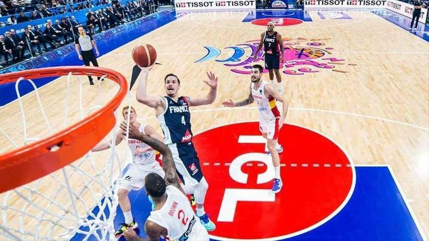 Heurtel lanza a canasta desequilibrado en la final ante Espa&ntilde;a
