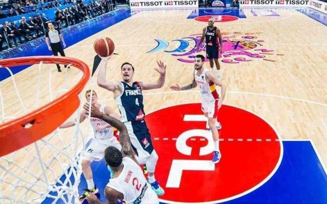 Heurtel lanza a canasta desequilibrado en la final ante Espa&ntilde;a
