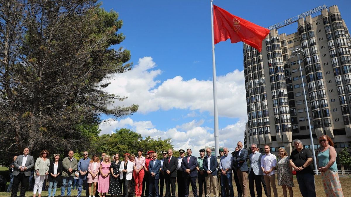 Inauguración en la Plaza de los Fueros la bandera de Navarra XXL. Con presencia del alcalde, Enrique Maya, y miembros de la Corporación, el vicepresidente Javier Remírez, y actuación de La Pamplonesa.