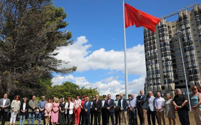 Inauguraci&oacute;n en la Plaza de los Fueros la bandera de Navarra XXL. Con presencia del alcalde, Enrique Maya, y miembros de la Corporaci&oacute;n, el vicepresidente Javier Rem&iacute;rez, y actuaci&oacute;n de La Pamplonesa.