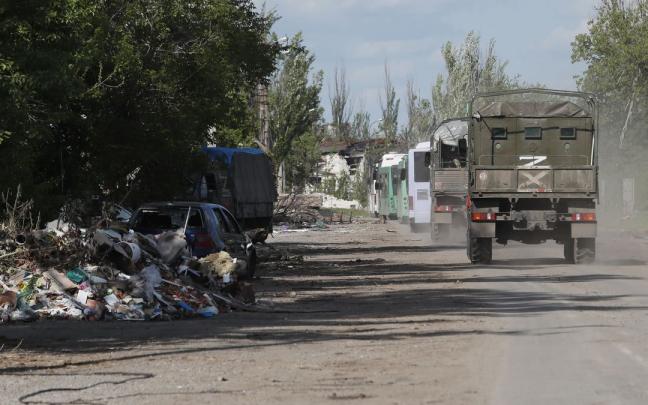 Las tropas rusas trasladan a los soldados que se encontraban en Azovstal.