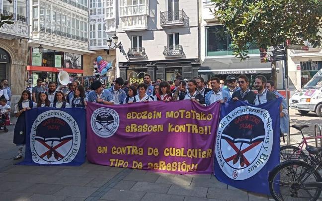 Las seis cuadrillas de la Federación de Asociaciones de Neskas y Blusas han celebrado una concentración silenciosa antes de su último paseíllo de ida