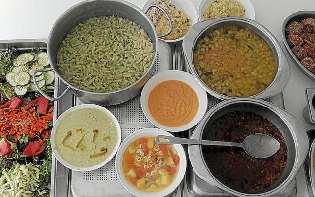 Ensalada fresca, hortalizas, legumbres y carne de proximidad, en el menú de una centro de Iruña. | FOTO: CEDIDAS