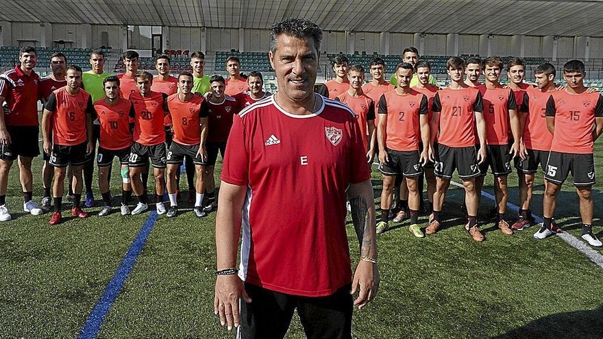 Javier Olaizola posa con sus jugadores antes de un entrenamiento en Gobela.