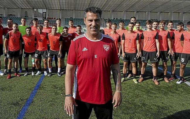 Javier Olaizola posa con sus jugadores antes de un entrenamiento en Gobela.