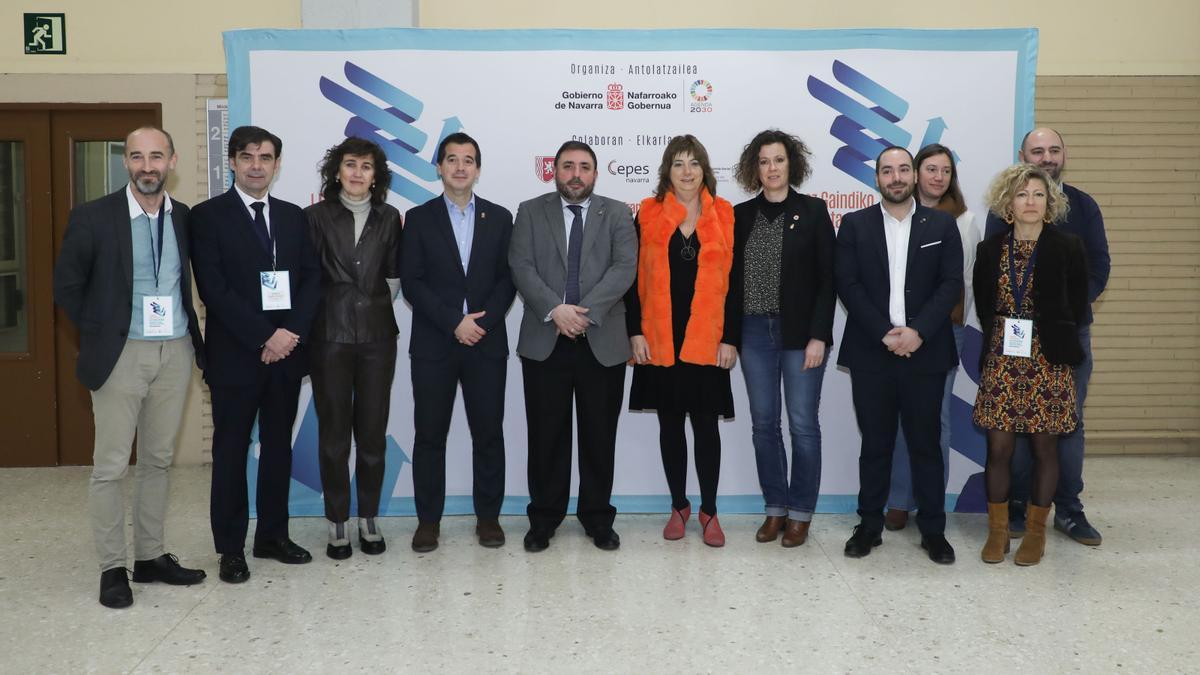 El consejero Irujo, y la consejera Ollo, junto al presidente del Parlamento de Navarra, Unai Hualde, junto al resto de autoridades.