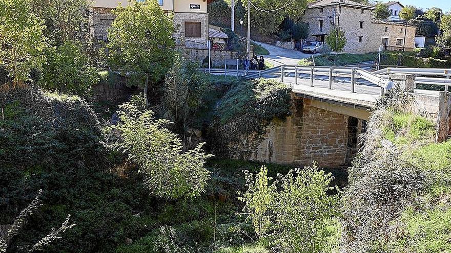 Un vehículo cruza el puente situado en medio de Olleta.