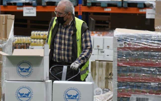 Un voluntario en el almacén de la entidad en Basauri. Un voluntario en el almacén de la entidad en Basauri.