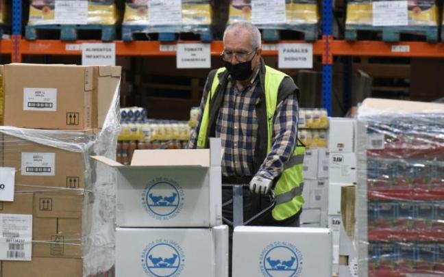 Un voluntario moviendo palés en las instalaciones del Banco de Alimentos de Bizkaia. Un voluntario moviendo palés en las instalaciones del Banco de Alimentos de Bizkaia.