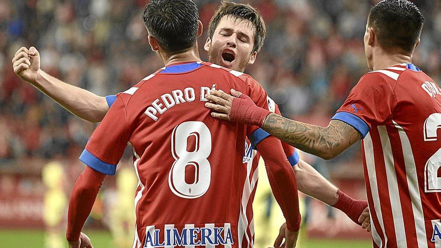 Los jugadores del Sporting de Gijón celebran un gol ante el Eibar en el último compromiso liguero.