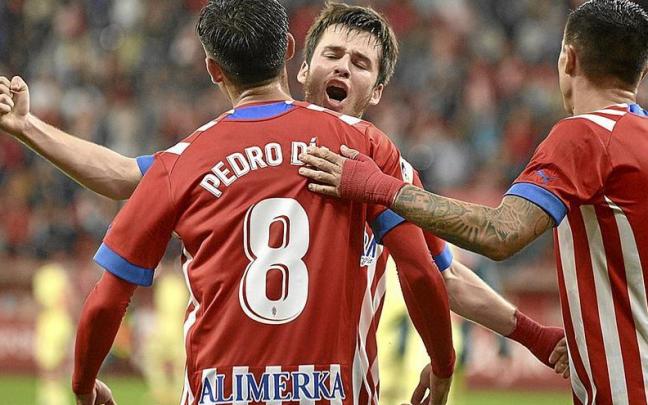 Los jugadores del Sporting de Gijón celebran un gol ante el Eibar en el último compromiso liguero.