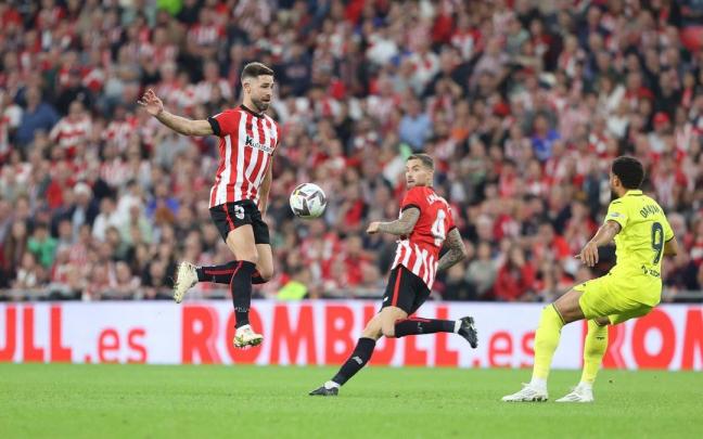 Yeray controla un balón ante la mirada de Danjuma. Yeray controla un balón ante la mirada de Danjuma.