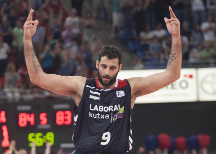 Bourousis levanta los brazos en un partido en Vitoria.