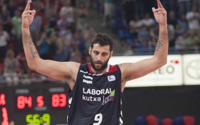 Bourousis levanta los brazos en un partido en Vitoria.