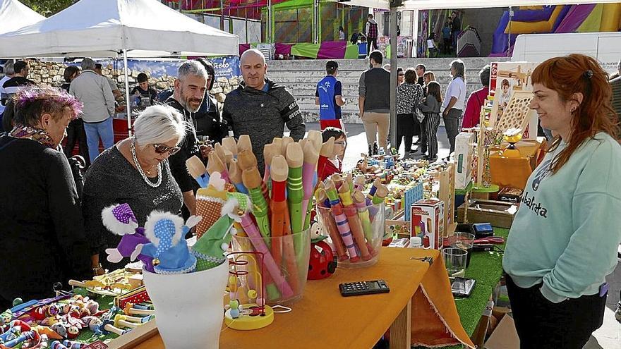 Algunas personas aprovecharon la feria para comenzar con los regalos de Navidad.