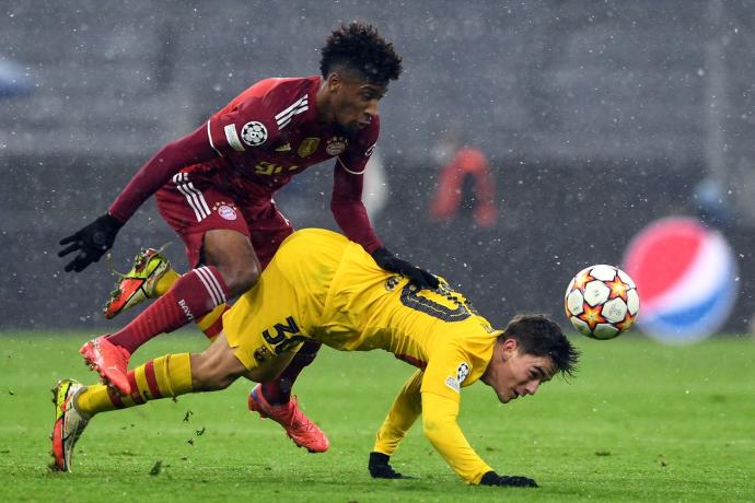 Coman pugna por el balón con Gavi.