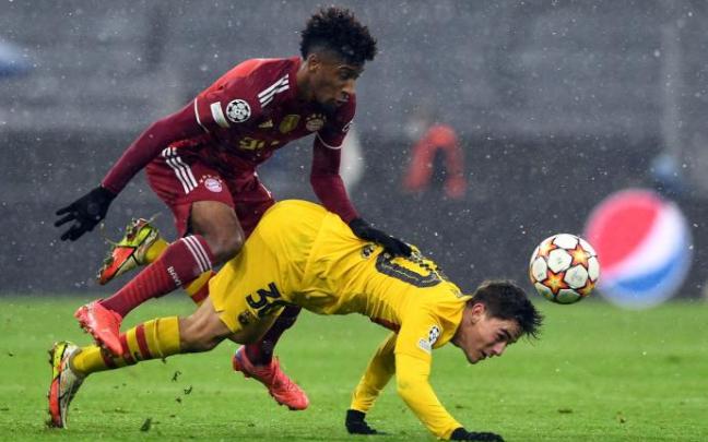 Coman pugna por el balón con Gavi.