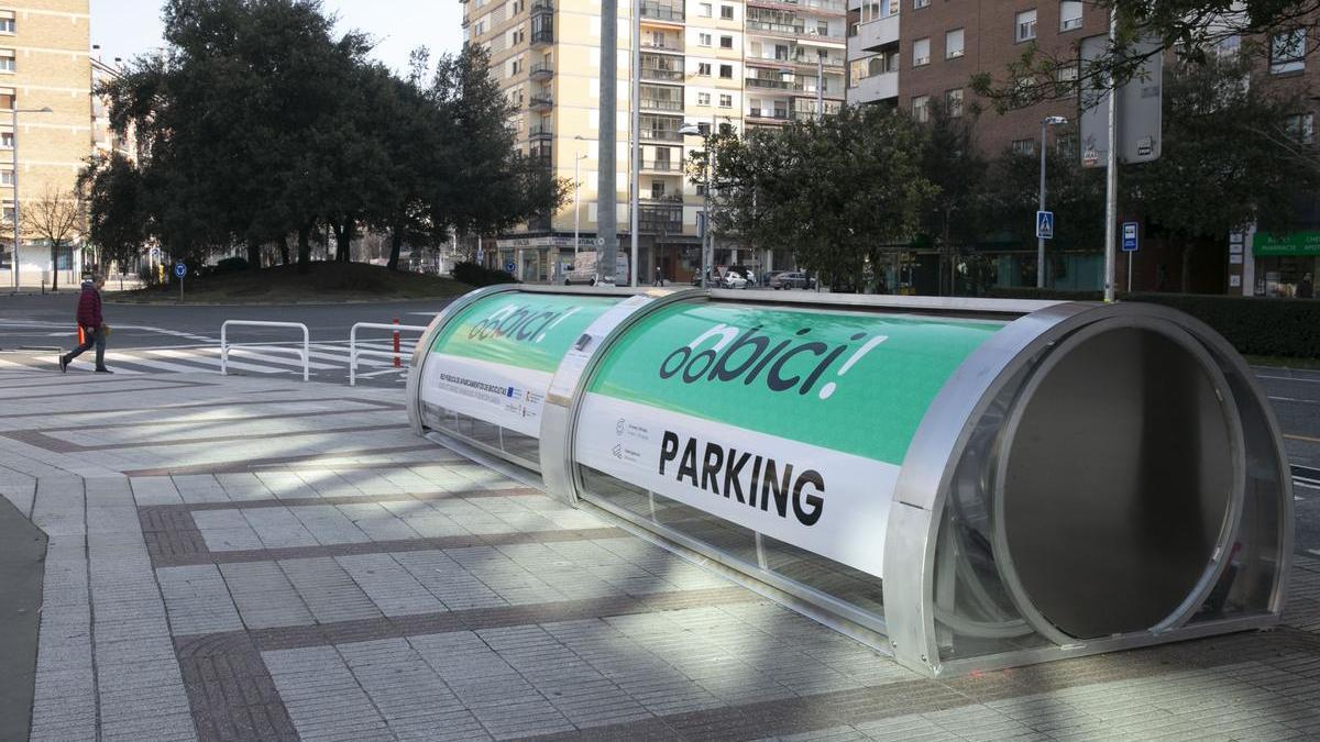 Aparcamiento para bicis en la Plaza de Europa, junto a los cines Golem.