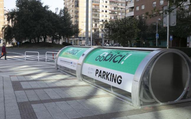 Aparcamiento para bicis en la Plaza de Europa, junto a los cines Golem.