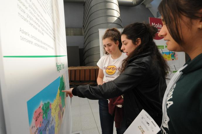 Alumnos de bachillerato en la exposición Euskera Ibiltaria.