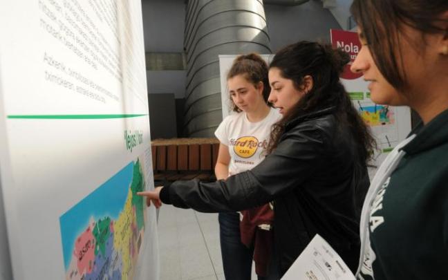 Alumnos de bachillerato en la exposición Euskera Ibiltaria.